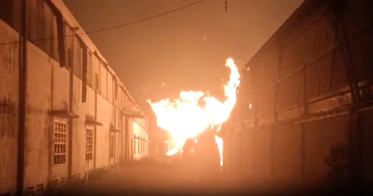 Dam chay bung phat manh trong nha xuong. Anh: Dinh Trong