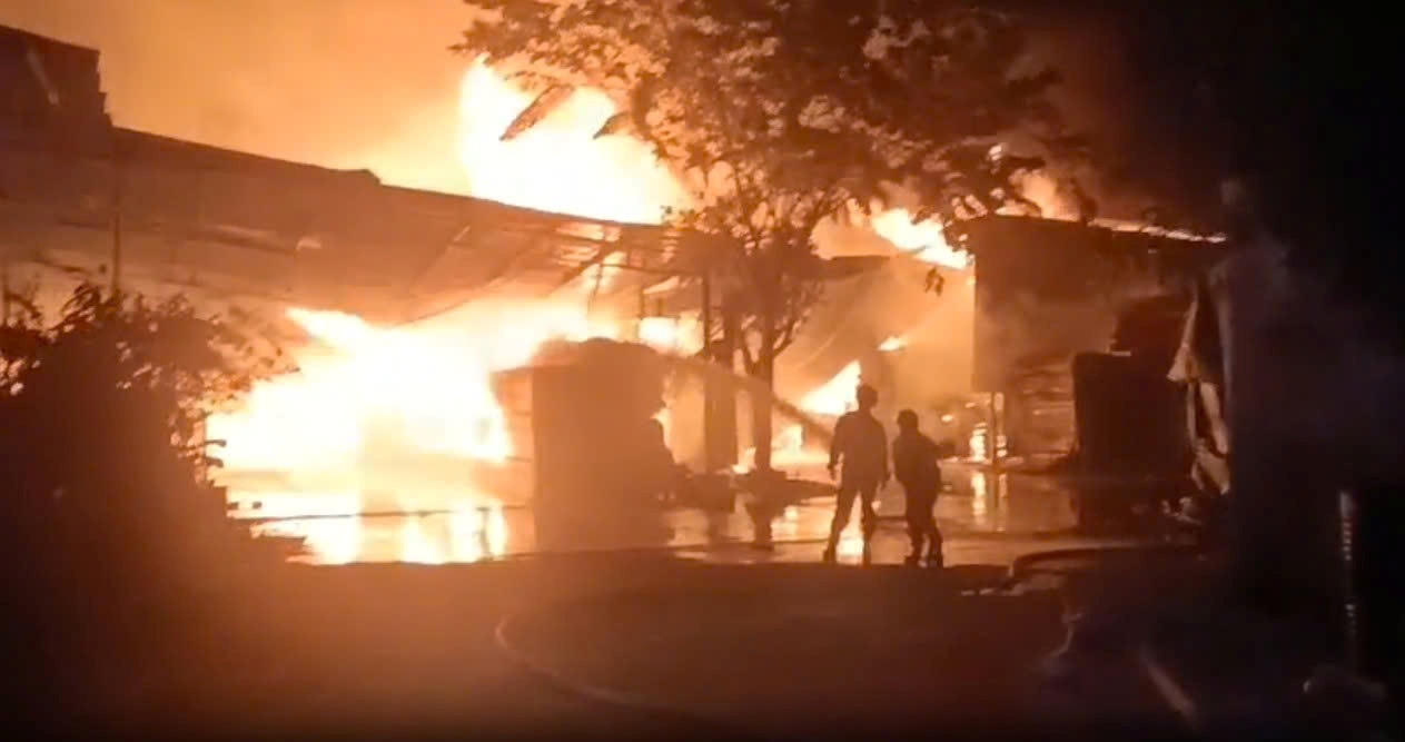 Hien vu chay da duoc khong che, luc luong chuc nang dang no luc dap tat hoan toan dam chay. Anh: Dinh Trong