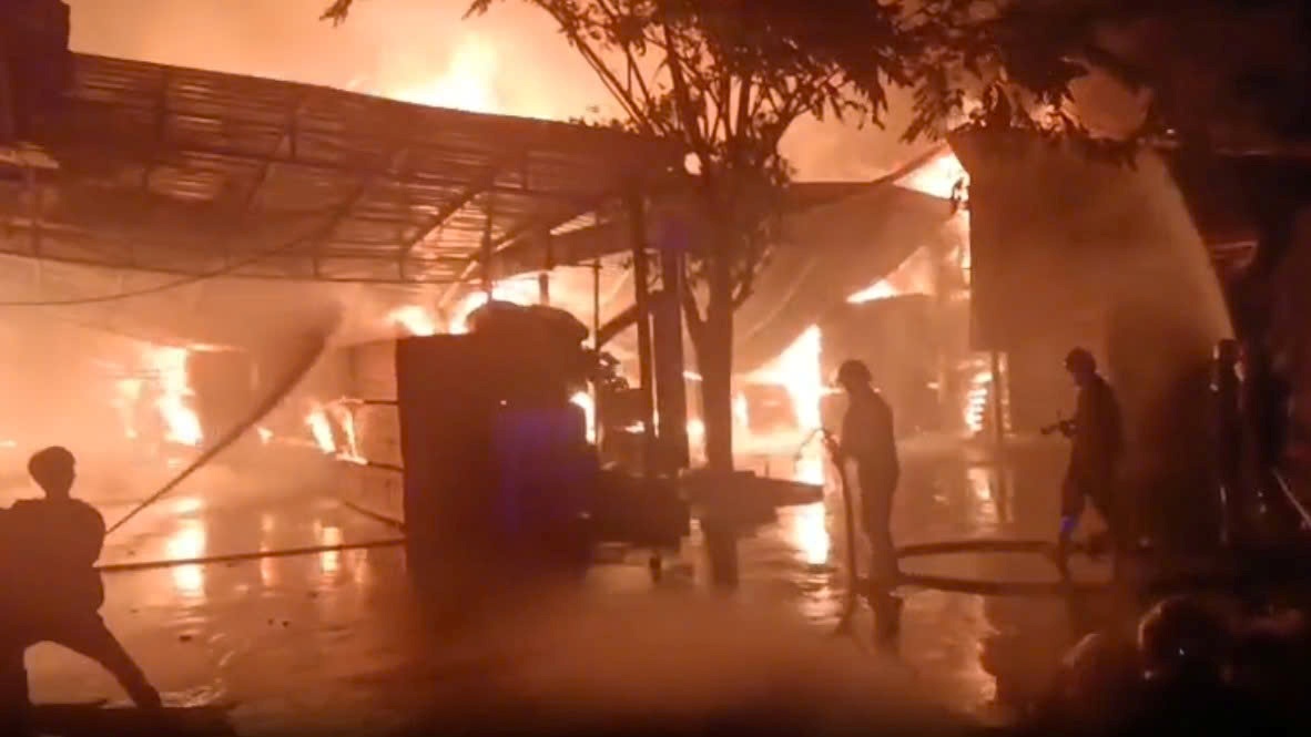 호치민시 안푸비동 목재 회사 공장 화재 현장. 사진: Dinh Trong