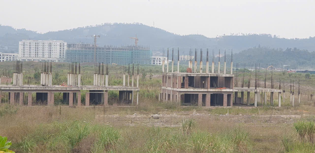 Nhung cong trinh xay do dang trong mot khu do thi ben bo vinh Cua Luc. Anh: Nguyen Hung