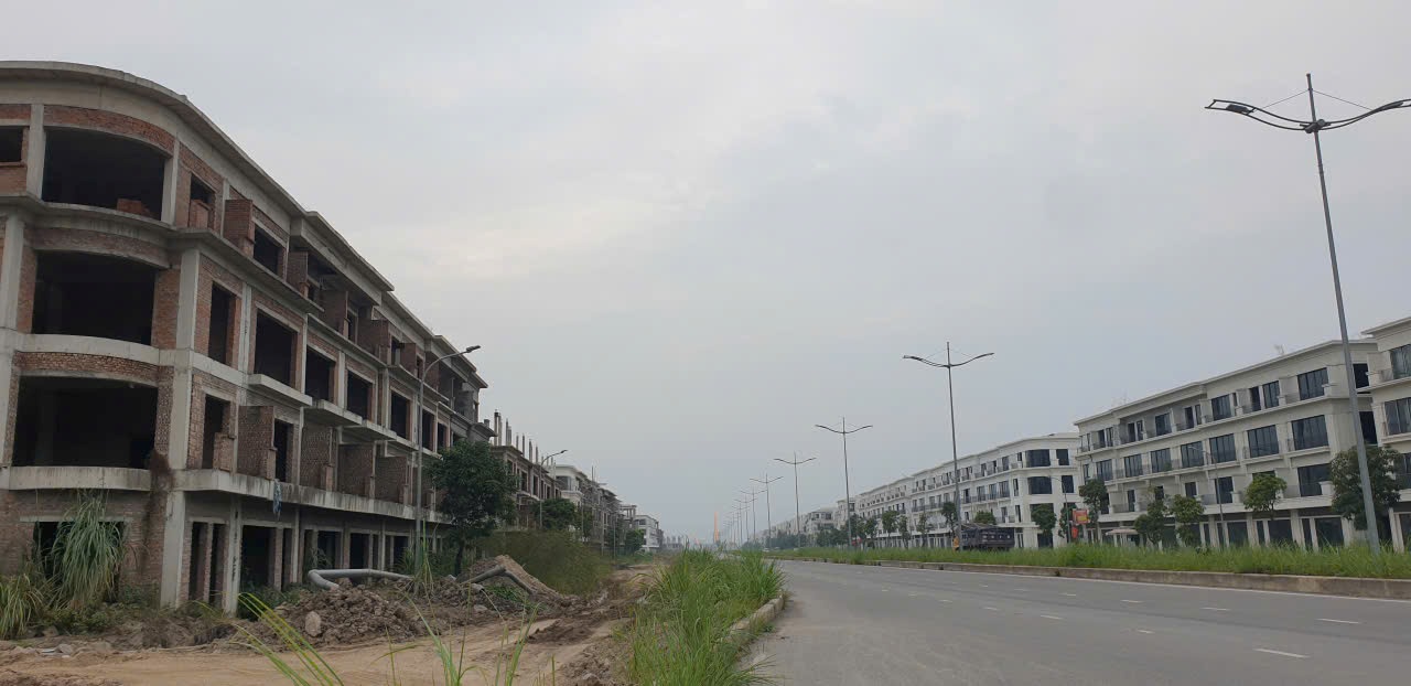 De nombreuses maisons ont ete achevees mais personne ne vit dans la zone urbaine de Tropical City FLC Ha Long. Photo de : Nguyen Hung