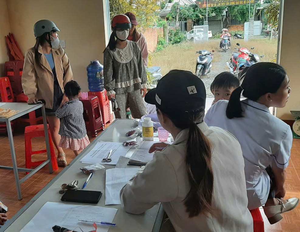 부온돈면(닥락성) 어린이들이 정기적으로 백신 접종을 받는 데 관심을 받고 있습니다. 사진: 바오람