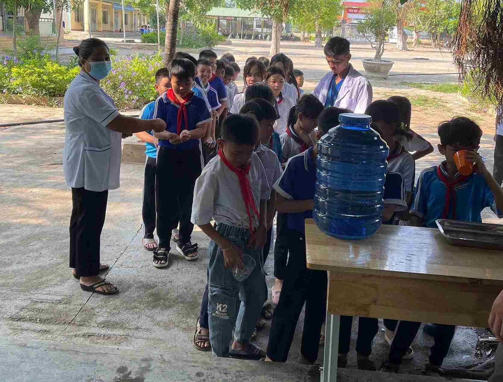 Tre em o cac truong hoc tren dia ban xa duoc luc luong y te kham, tu van dinh duong. Anh: Bao Lam