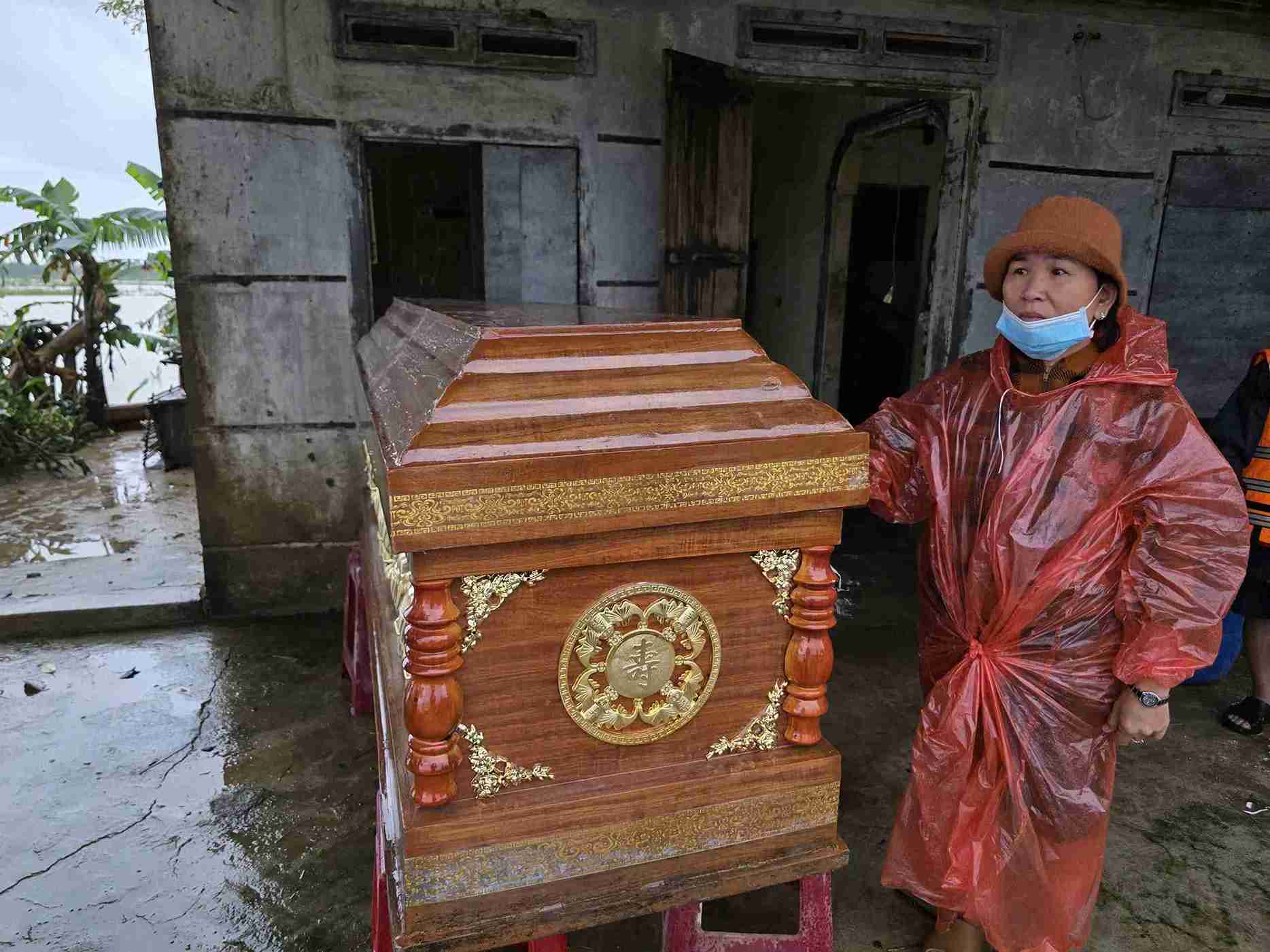 Ba Le Thi Hang nghen khoc khi tien nguoi than chet trong dot mua lu lich su. Anh: Huu Long