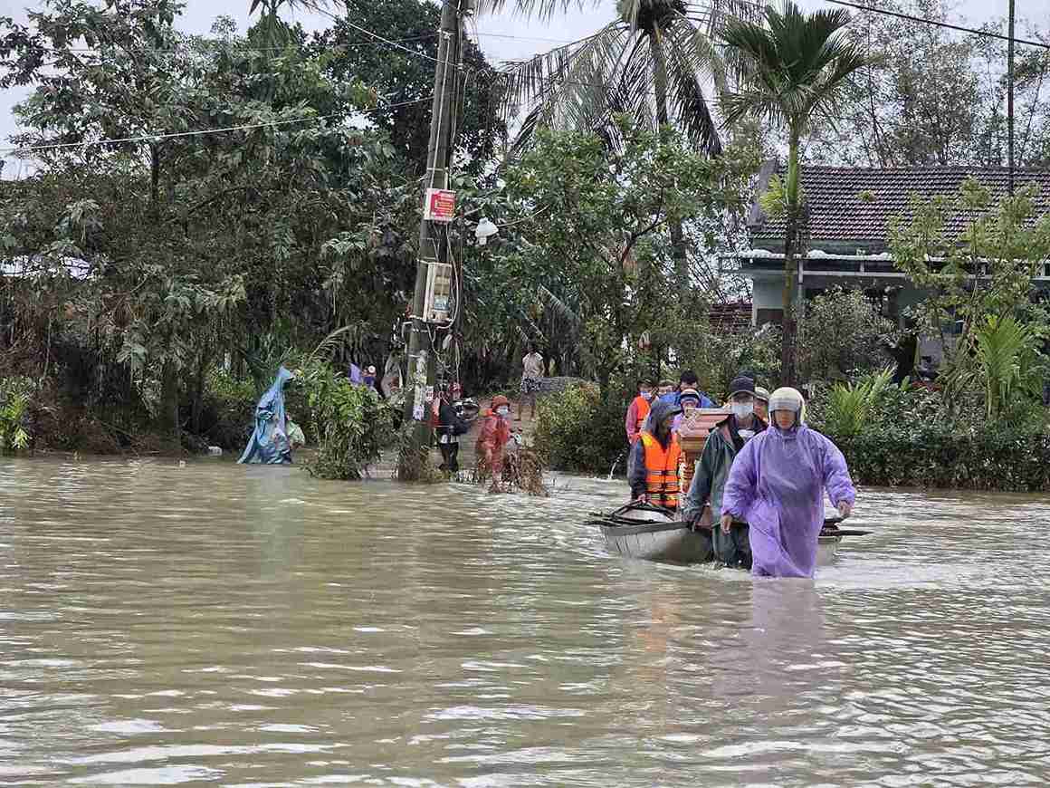 Hinh anh dam tang lang le giua ron lu Dak Lak. Anh: Huu Long