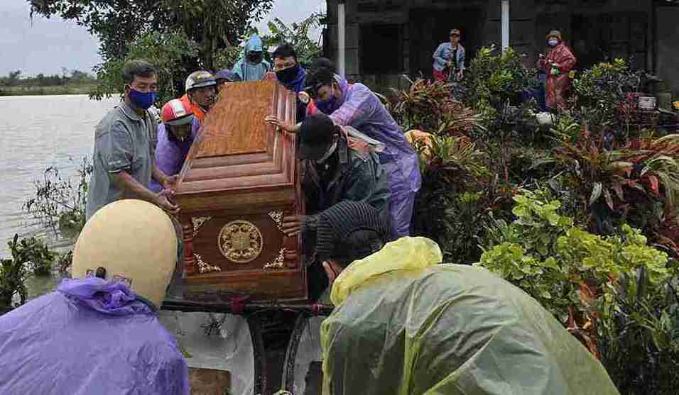 호아틴 마을의 홍수 속에서 장례식을 조직하고 매장하는 것은 어려움이 많습니다. 사진: 흐우롱