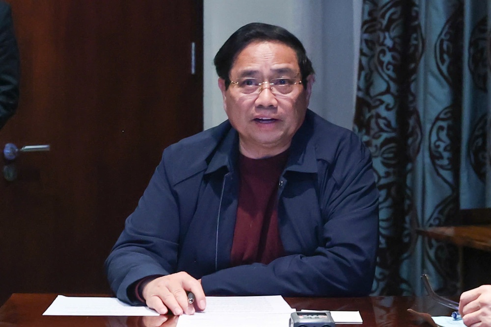 Politburo member and Prime Minister Pham Minh Chinh chaired an urgent online meeting with ministries, branches, agencies and localities through domestic checkpoints on the flood situation and continued response and overcoming the consequences of natural disasters in the Central provinces. Photo: VGP/Nhat Bac