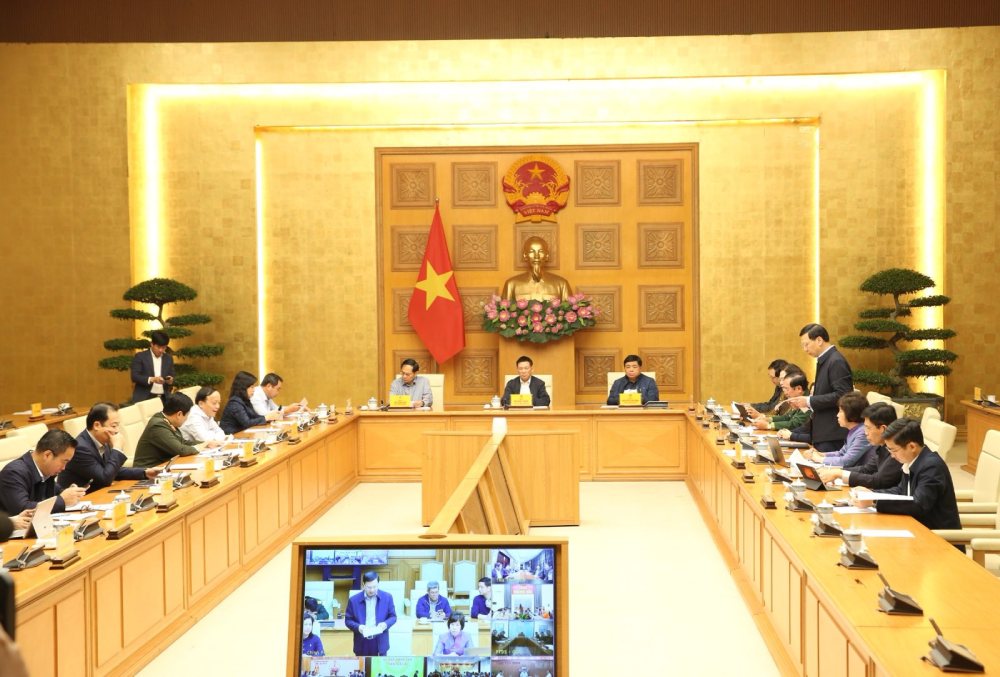 Cac Pho Thu tuong Chinh phu, lanh dao cac bo nganh, dia phuong, co quan, Ban Chi dao Phong thu dan su Quoc gia tham du cuoc hop tai diem cau tru so Chinh phu. Anh: VGP