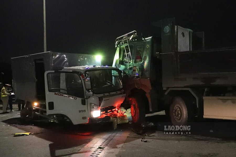 Hien truong vu tai nan lien hoan, xe oto con bien dang nang. Anh: Hieu Thanh