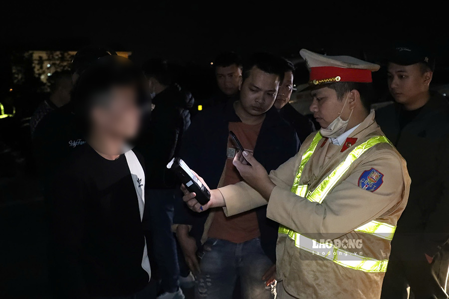 CSGT kiem tra nong do con cac tai xe. Anh: Hieu Thanh