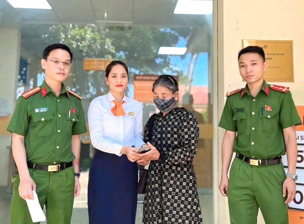 Can bo nhan vien LPBank tai PDG Buu dien nang cap Nghia Dan (Nghe An) giup khach hang thoat khoi lua dao