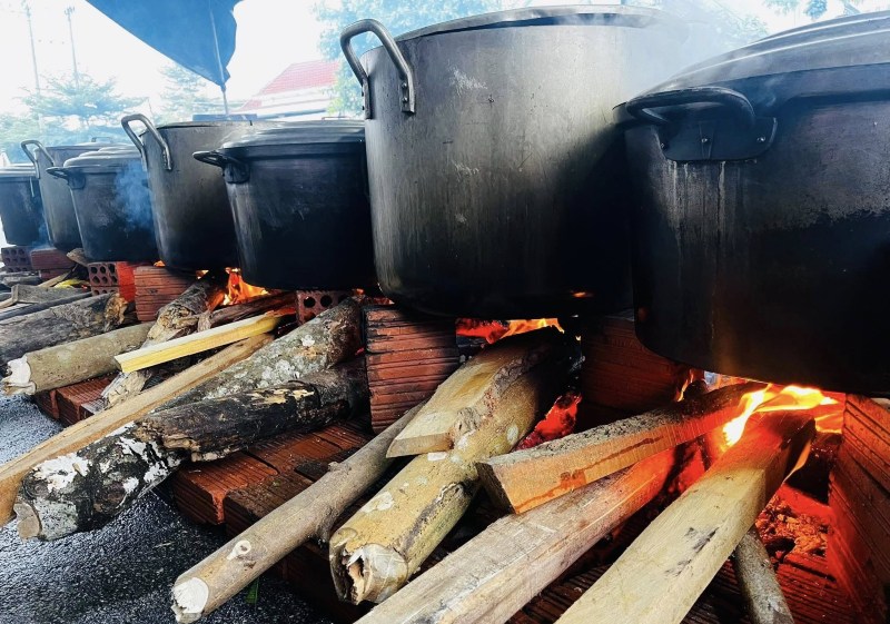 Nguoi Da Nang vua dung day sau lu nhung van dang tay ve phia dong bao. Anh: Truong An