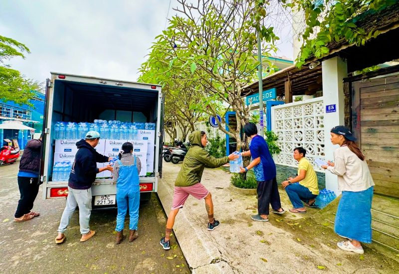 Nguoi dan va du khach quoc te o Hoi An thuc dem gom hon 5 tan hang gui khan cap vao vung lu Dak Lak. Anh: Truong An