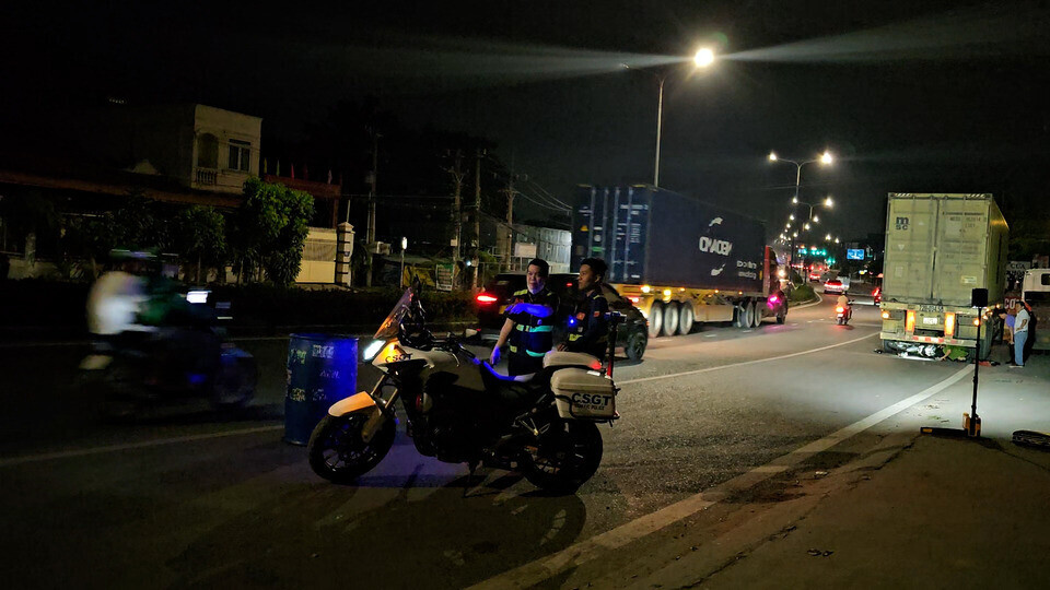 호치민시에서 오토바이와 컨테이너 트럭 충돌 사고 현장 1명 사망