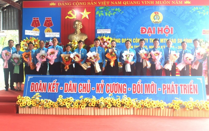 Binh Longコンドーム社労働組合第13期、任期2025年から2030年組織委員会が総会を開催。写真:Duc Long