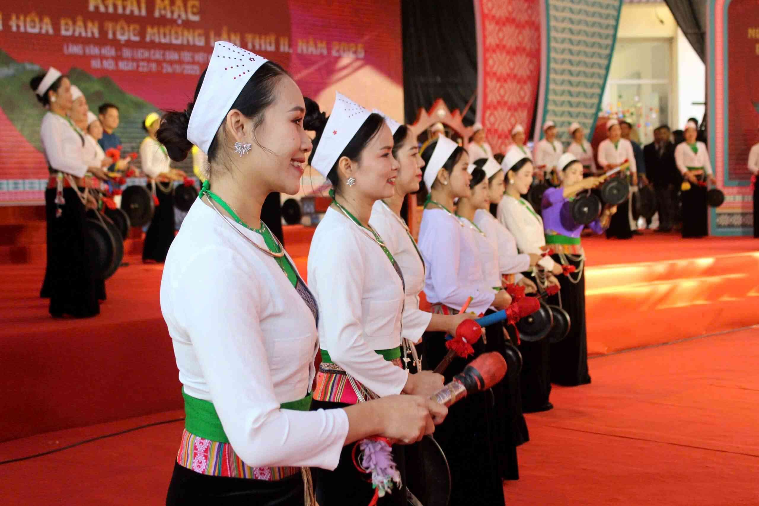 Tiet muc nghe thuat mo man khai mac voi su tham gia cua dong bao dan toc Muong o  cac tinh tham du. Anh: Le Tuyen
