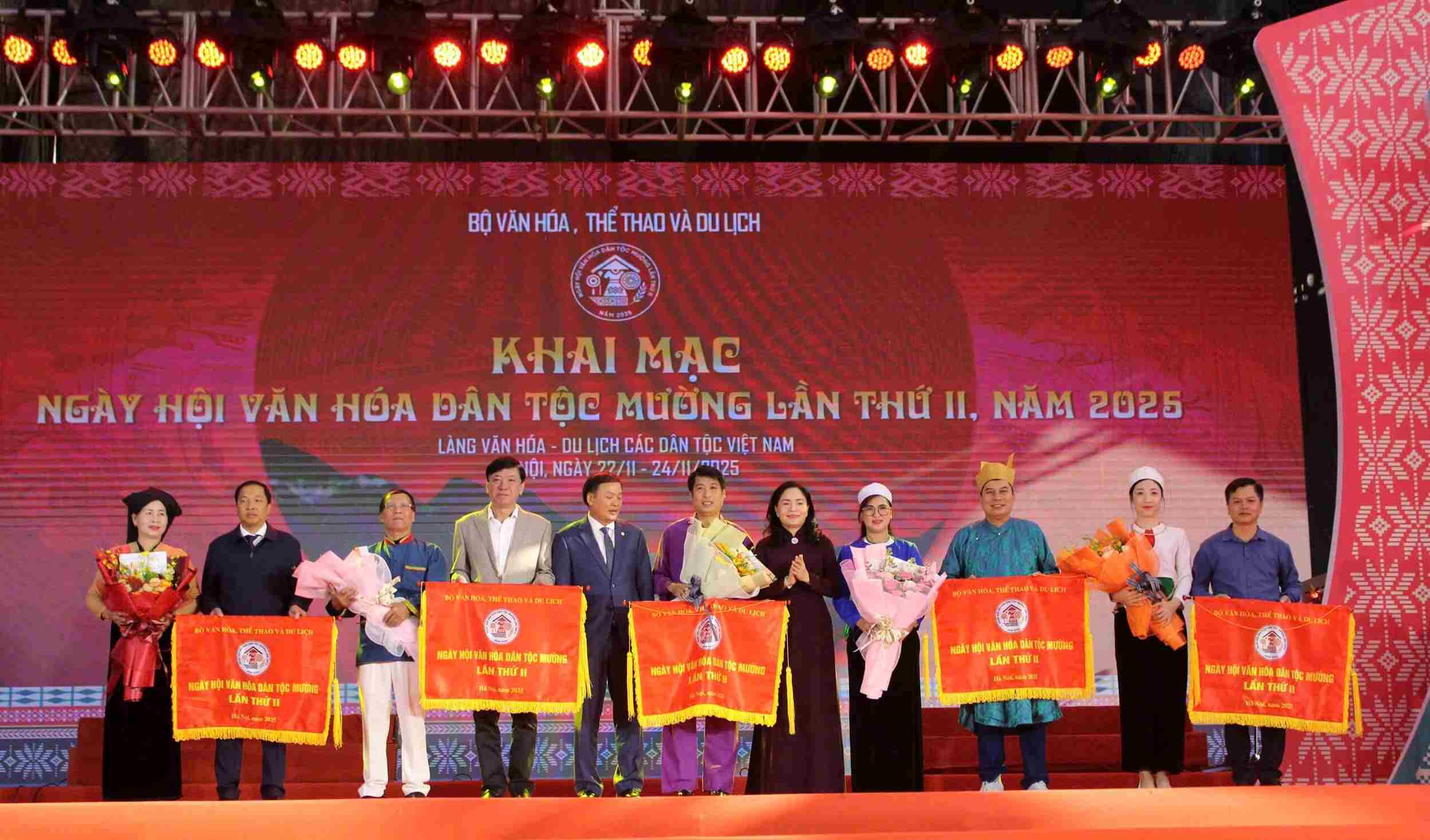 Dai bieu trao co luu niem, hoa, qua cho cac nghe nhan. Anh: Le Tuyen