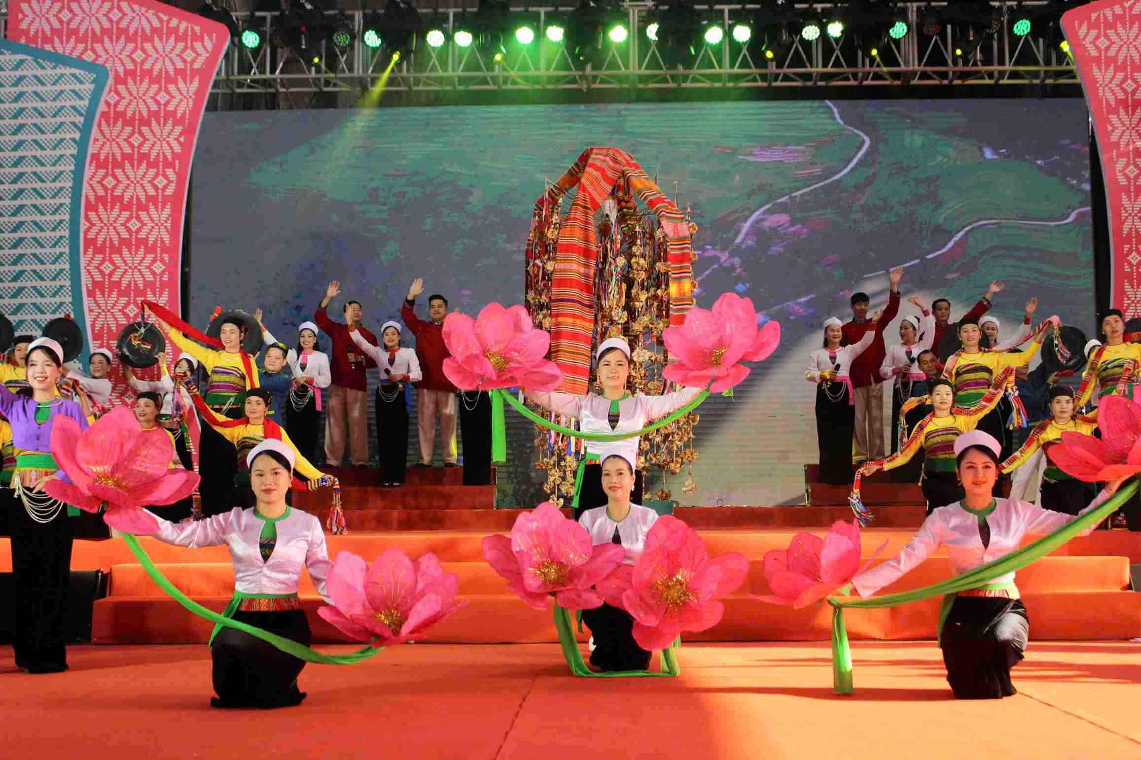 Ngay hoi Van hoa dan toc Muong lan thu II, nam 2025 thu hut du khach voi nhieu hoat dong dac sac. Anh: Le Tuyen 