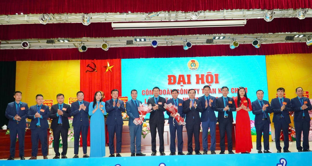 Los lideres del Sindicato de TKV y la Compañia entregan flores para felicitar al Comite Ejecutivo del Sindicato de la Compañia por el nuevo mandato. Foto: Than Khe Cham