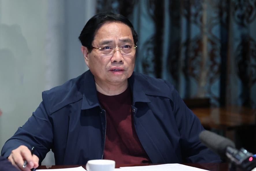 Politburo member and Prime Minister Pham Minh Chinh requested to put himself in the position of the people to overcome the consequences of natural disasters as quickly and effectively as possible. Photo: VGP