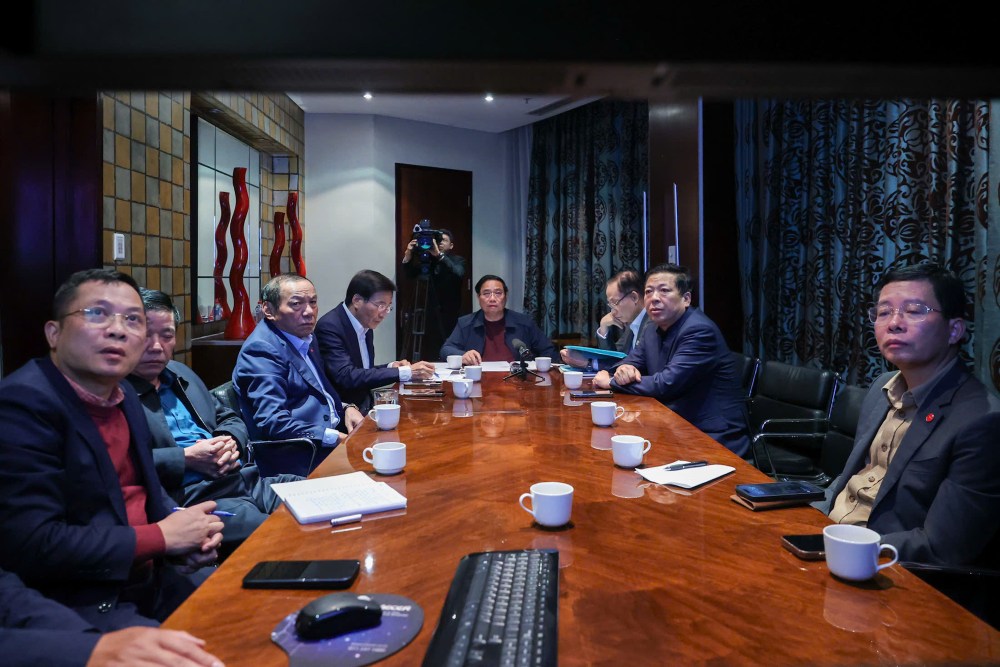 Thu tuong Chinh phu Pham Minh Chinh cuoc hop khan truc tuyen luc 2h sang tu Nam Phi. Anh: VGP