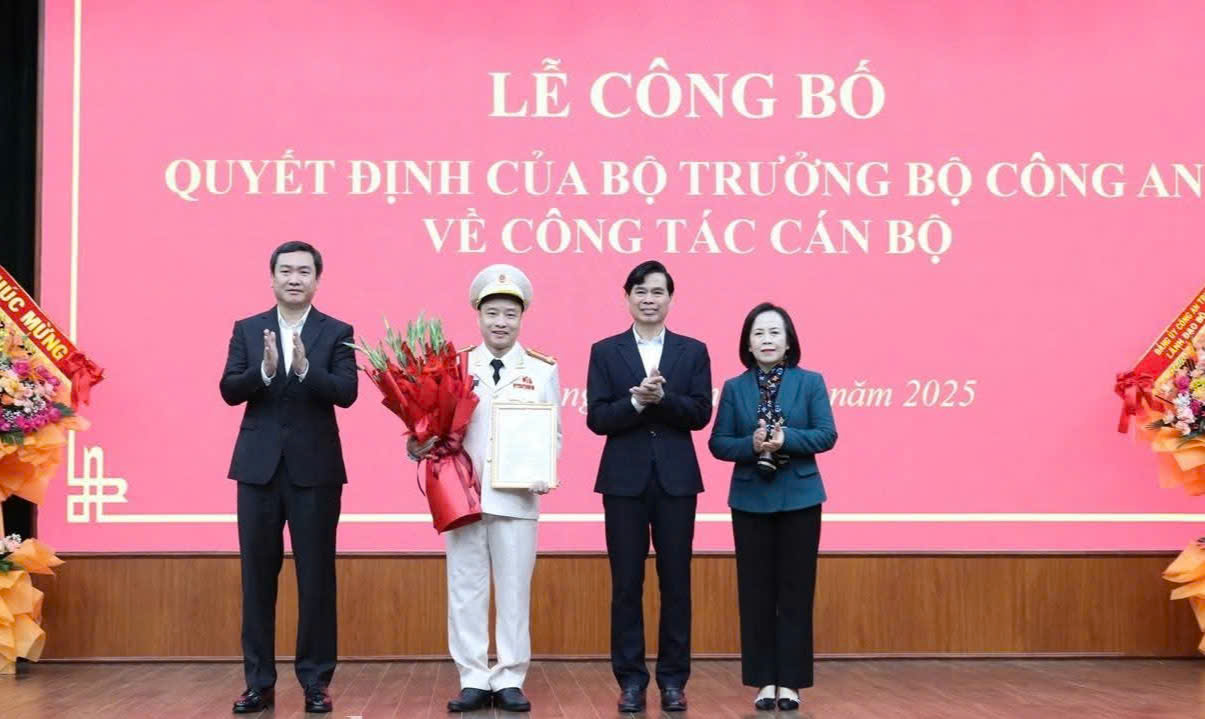 ランソン州の指導者らは、新州警察局長ヴ・タイン・トゥン中佐の任命決定を祝福した。写真: タン・ビン