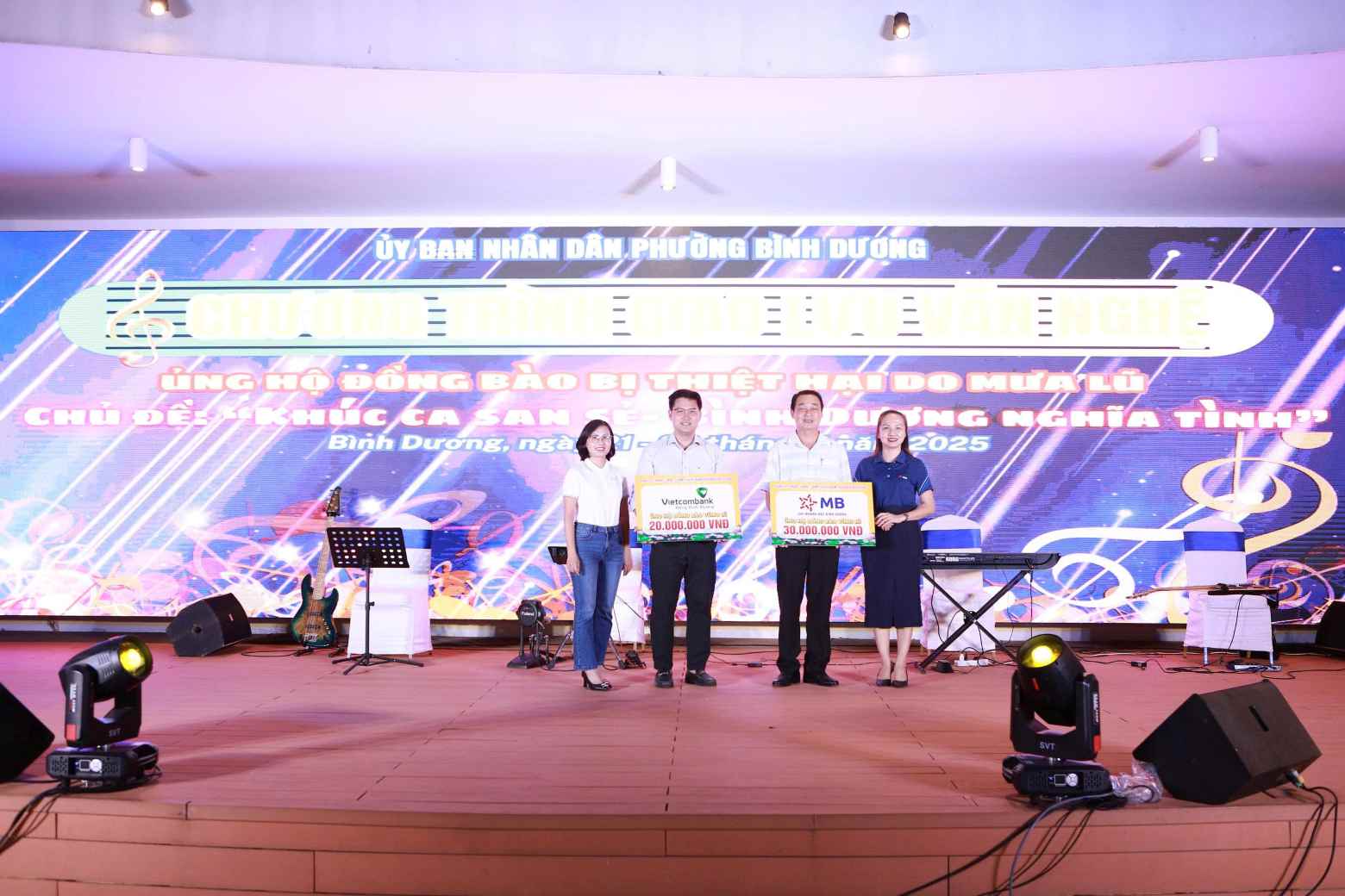 Phuong Binh Duong da tiep nhan 922 trieu dong de ho tro nguoi dan vung lu. Anh: Ban doc cung cap