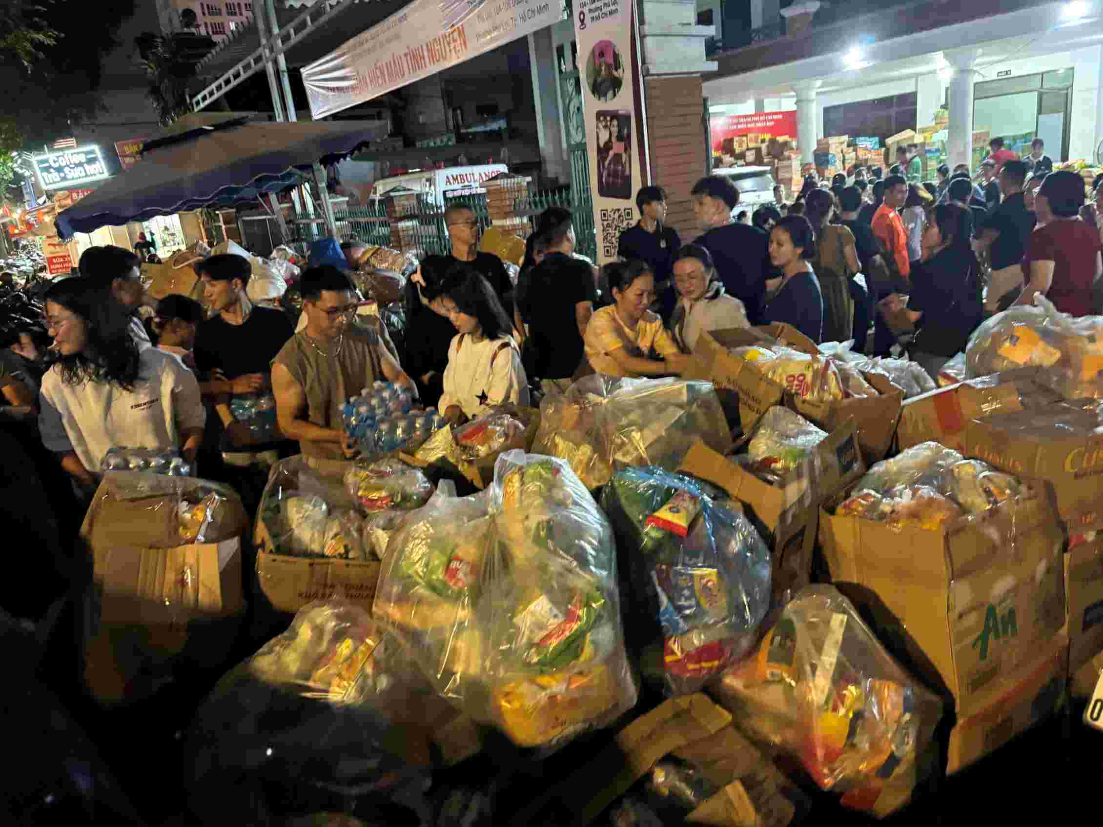 90 toneladas de mercancias estan siendo transportadas a los residentes de las zonas inundadas. Foto: Dinh Trong