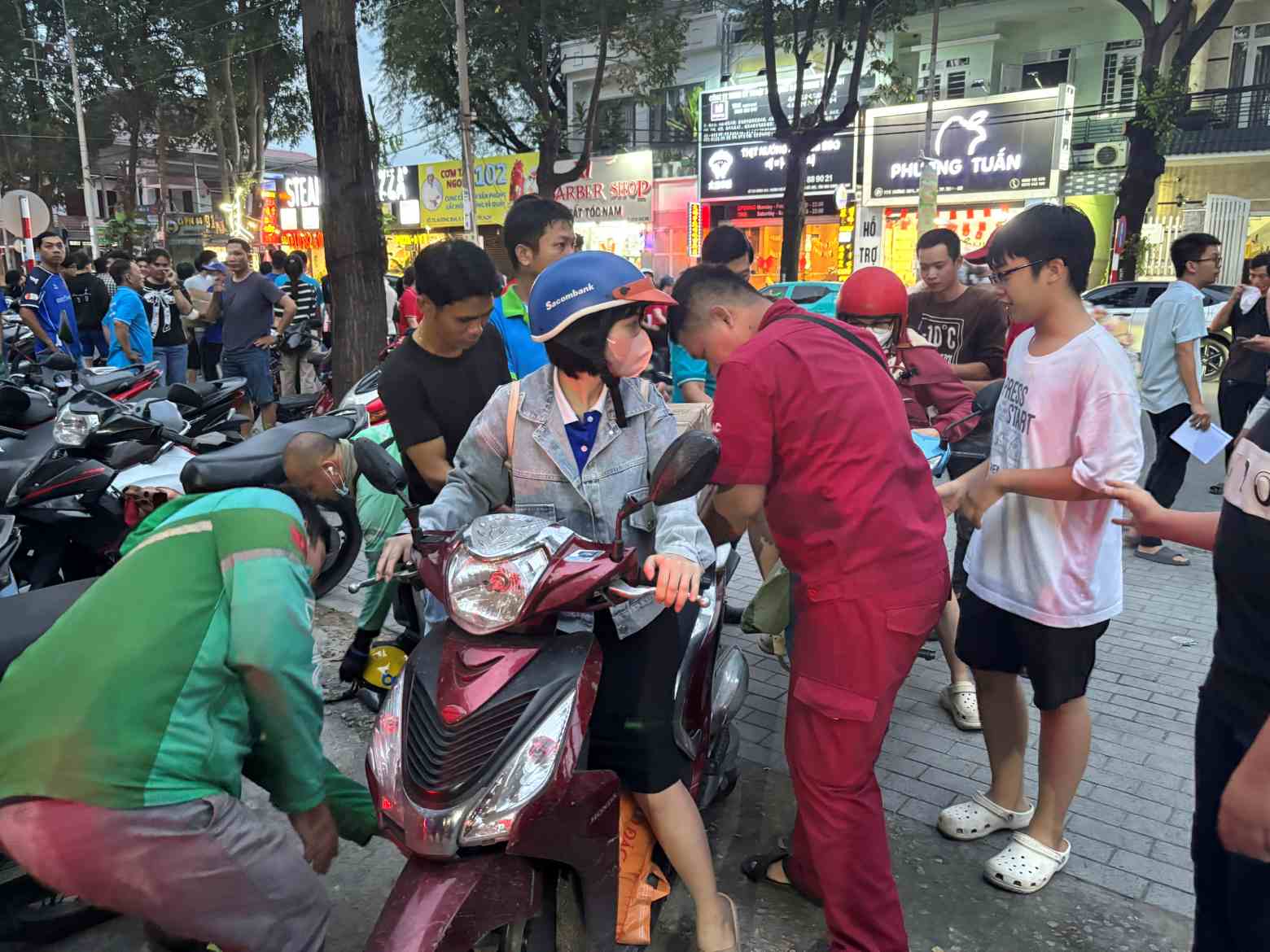 Nguoi dan dua hang hoa la nhu yeu pham den Hoi Chu thap do TPHCM co so 2. Anh: Dinh Trong