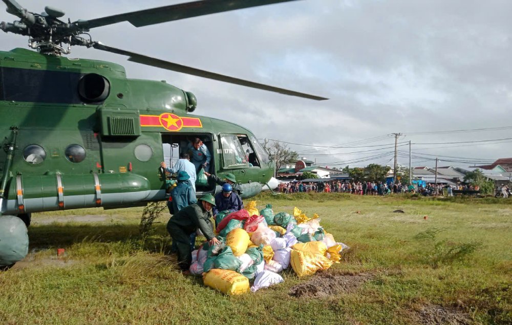 Helicopters continue to fly to provide relief to flood victims in Gia Lai and Dak Lak. Photo: Air Defense - Air Force