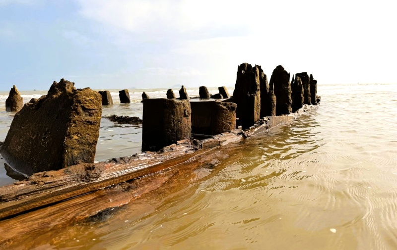 Can canh tau co phat lo o ven bien Hoi An. Anh: Quoc Viet