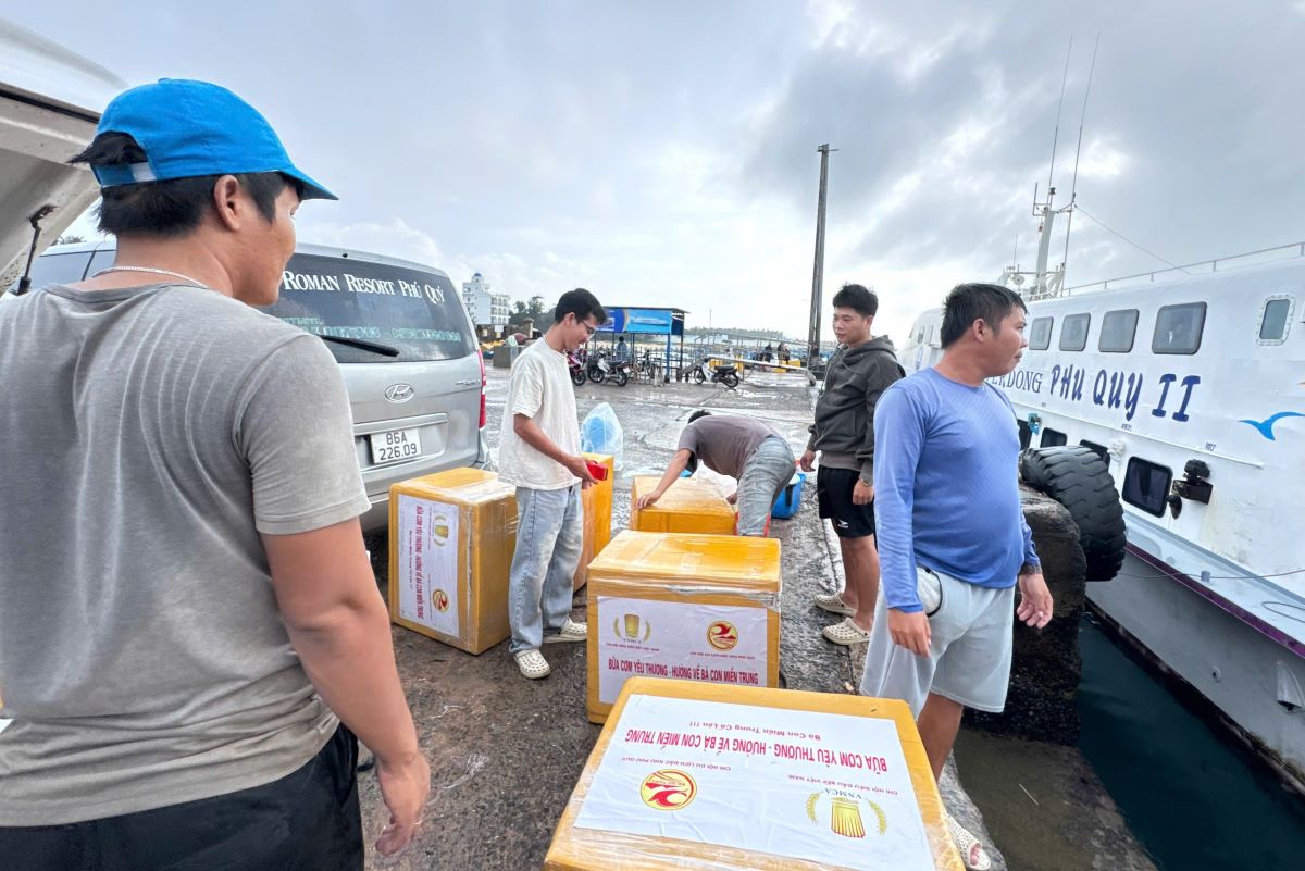 Cac thung ca duoc van chuyen len tau cao toc tai cang Phu Quy de cho vao Phan Thiet. Anh: Pham Duy 