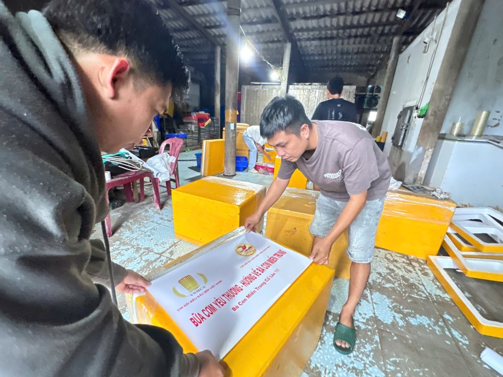 Nhung thung ca kem theo dong chu “Ba con Mien Trung co len!” gui gam tinh cam cua nguoi dan dao Phu Quy. Anh: Minh pho