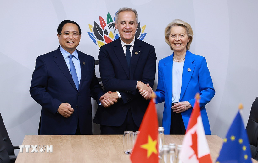 Politburo member and Prime Minister Pham Minh Chinh attended a meeting with Canadian Prime Minister Mark Carney and President of the European Commission (EU) Ursula von der Leyen on the CPTPP Agreement. Photo: VNA