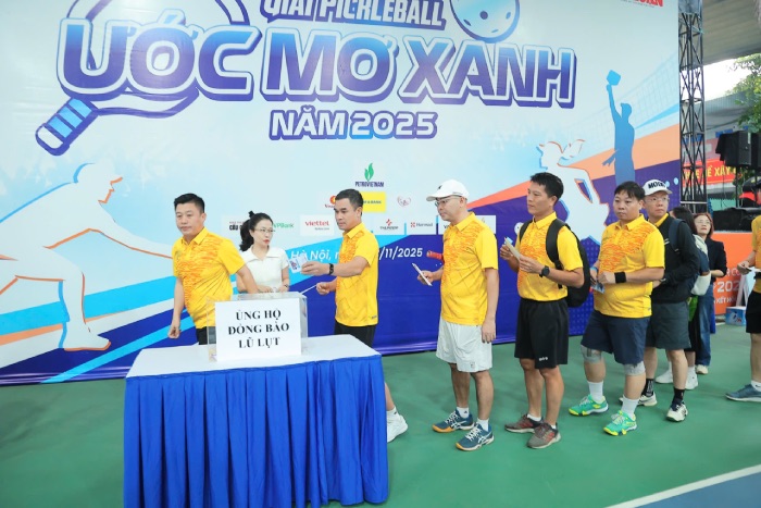 Cac lanh dao, dai dien ban to chuc va van dong vien chung tay ung ho dong bao bao lu. Anh: BTC