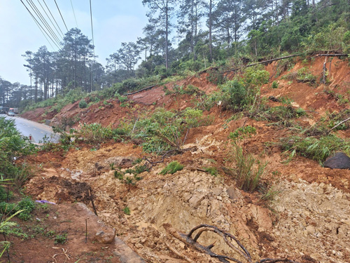 Cac khoi dat da van nguy co sat lo. Anh: Thanh Tuan 