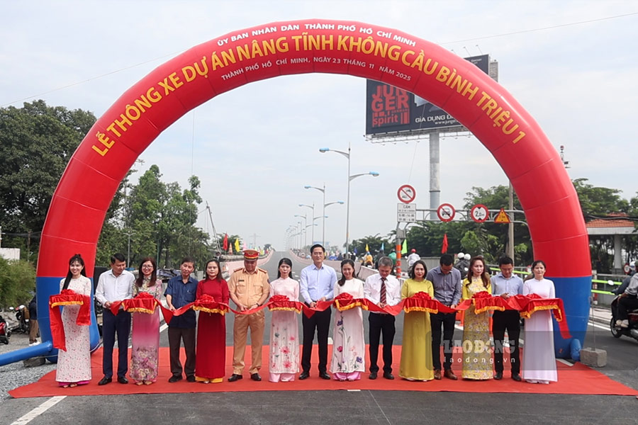 Cau Binh Trieu 1 chinh thuc thong xe tro lai sau hon 2 thang cam o to luu thong. Anh: Viet Anh