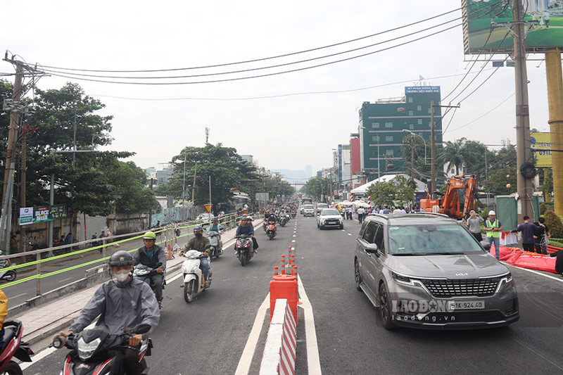 Truoc do, cau Binh Trieu 1 da cam o to luu thong tu ngay 26.08 de phuc vu viec nang tinh khong. Anh: Viet Anh