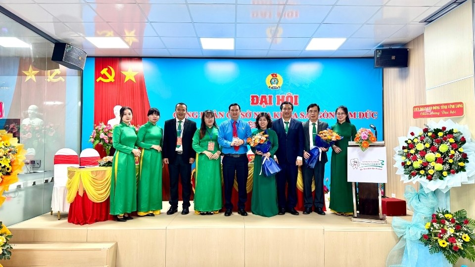 The Executive Committee and Inspection Committee of the Saigon Tam Duc Dental Clinic Trade Union for the 2025-2030 term were introduced at the Congress. Photo: Hoang Loc