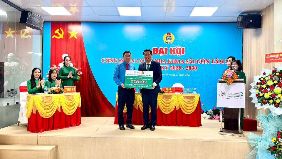 Ong Cao Minh Tuan - Chu tich Tap doan Nha khoa Sai Gon Tam Duc trao bang tuong trung 50 tien tang LDLD tinh Vinh Long. Anh: Hoang Loc