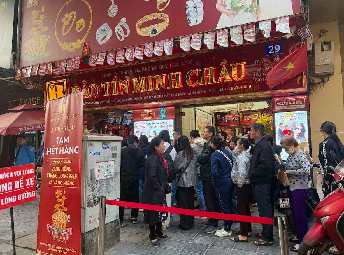 Sang 23.11, nhieu nguoi xep hang o mot cua hang vang bac da quy tai Ha Noi de mua vang nhan. Anh: Phuong Anh 