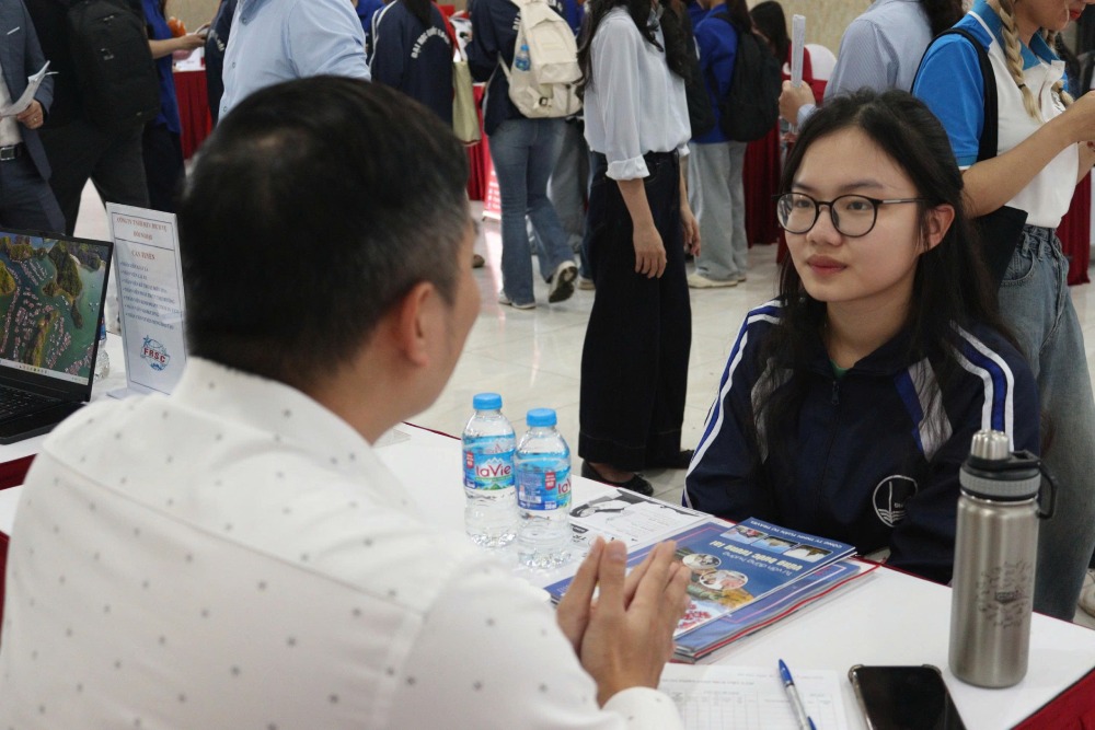 Hasta el 15 de noviembre de 2525 la ciudad de Hanoi resolvio el empleo para 207.493 trabajadores superando el 22 77% del objetivo. Foto: Quynh Chi