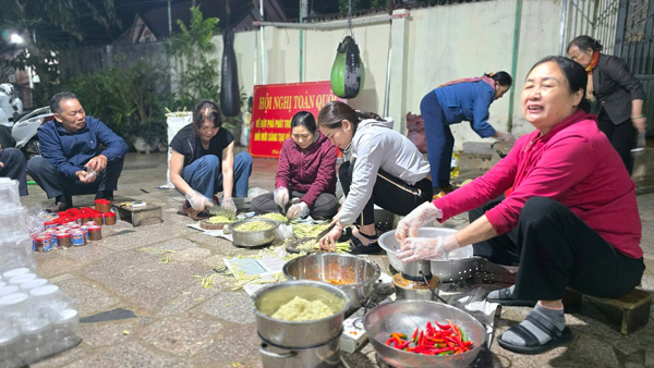 Pleiku phuong の住民は、東部の洪水地帯の住民に冷凍肉、唐辛子を送り届けています。写真:Ba Binh