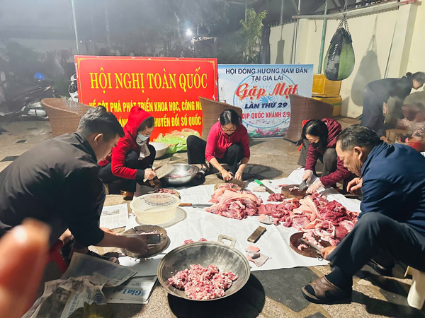 Nguoi dan pho nui trong dem chung tay kho thit, nau nuong de kip gui hang cuu tro ve cho vung bien sau mua lu. Anh: Ba Binh 