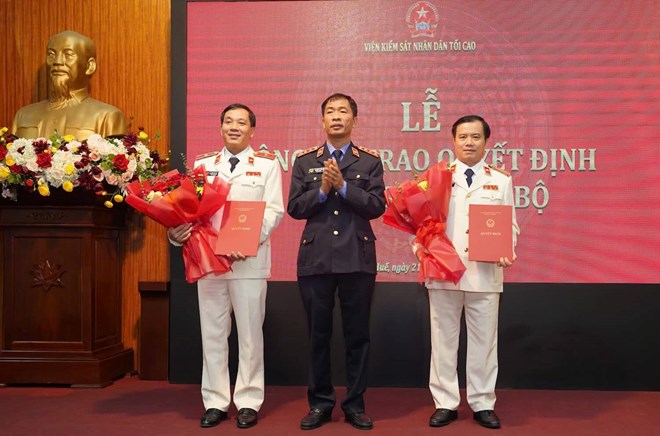 Phó Viện trưởng Viện KSND Tối cao Nguyễn Duy Giảng trao quyết định bổ nhiệm với 2 lãnh đạo ngành của TP Huế. Ảnh: Đ. Đức.