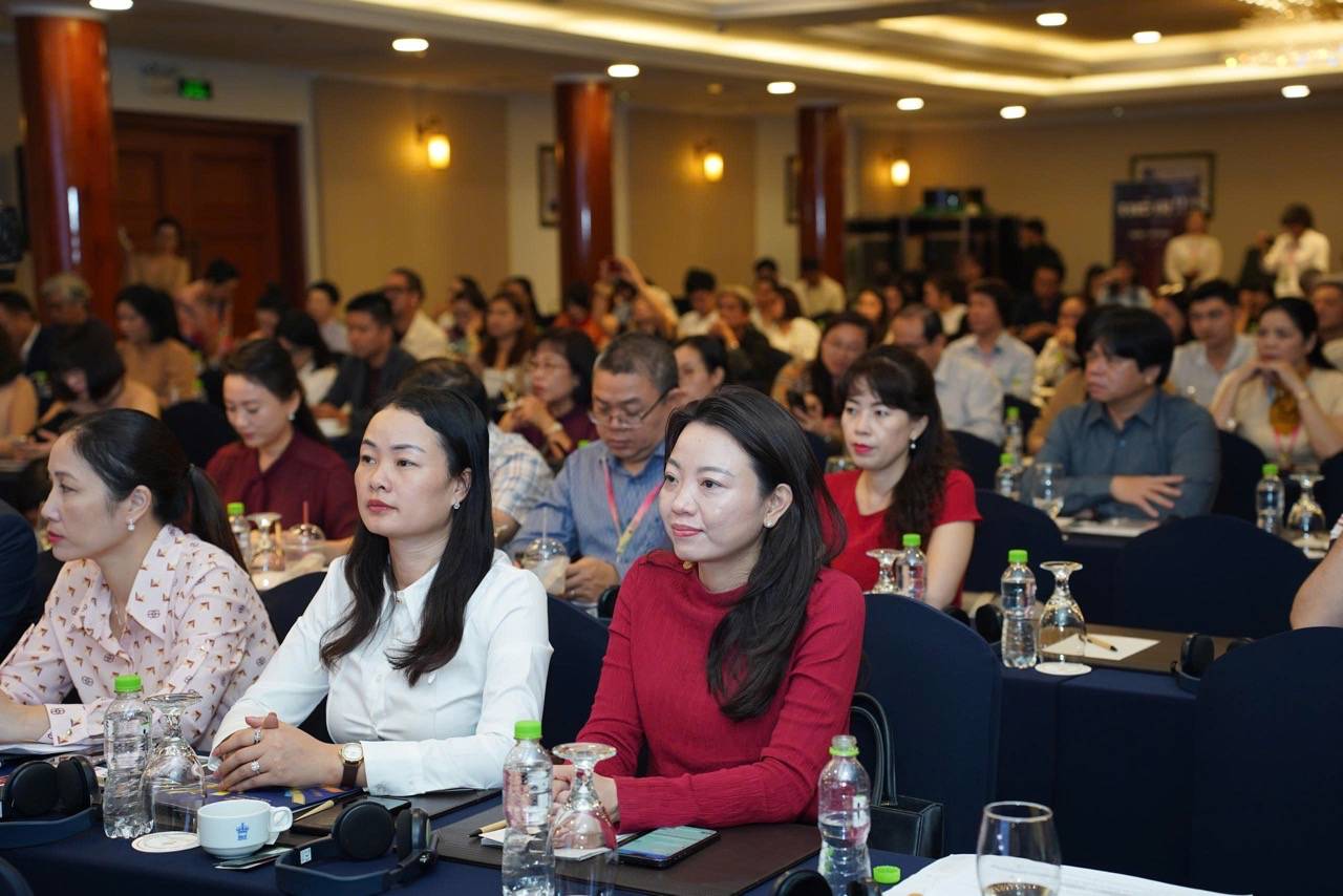 Cac khach moi tham du hoi thao. Anh: Ken Vu.