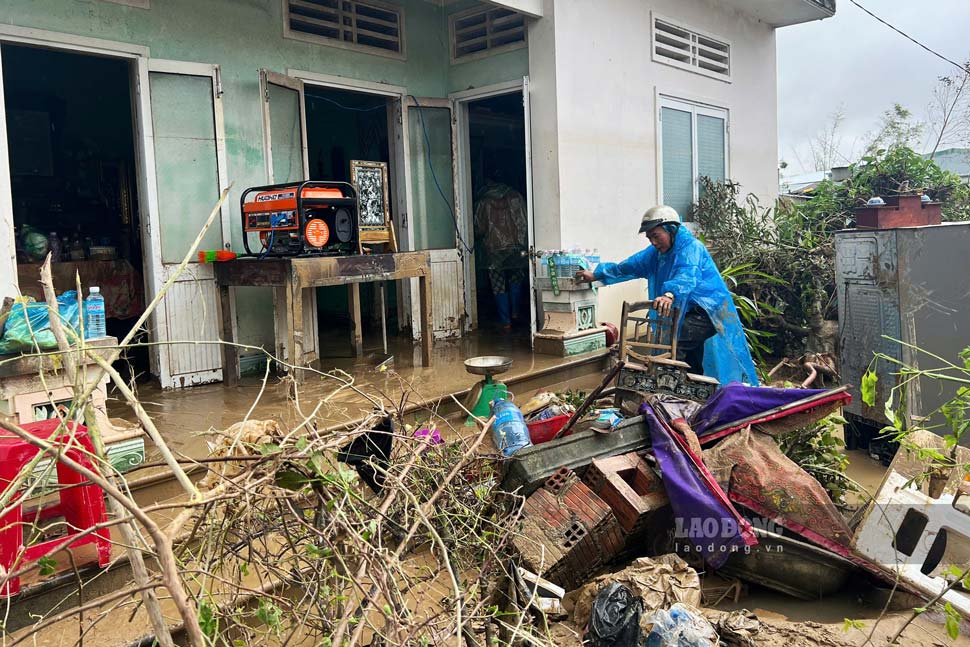 Nguoi dan thon Luat Le muon may phat dien, may bom de don dep nha sau lu. Anh: Hoai Phuong