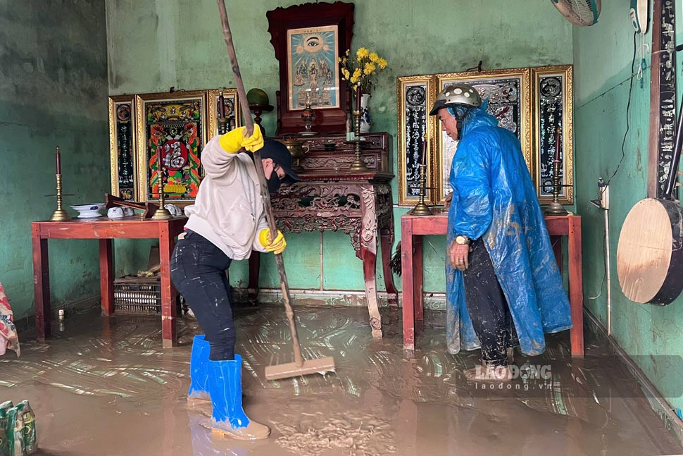 Mat dien, thieu nuoc khien viec don dep bun dat sau lu gap kho khan. Anh: Hoai Phuong