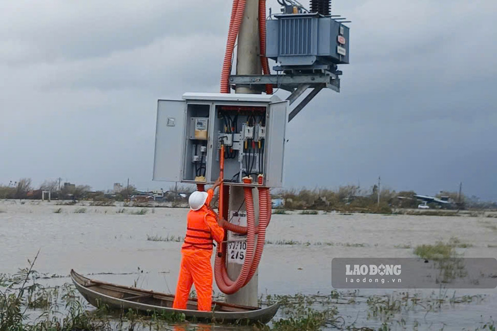 Nhan vien Dien luc Gia Lai kiem tra, khoi phuc dien cho nguoi dan xa Tuy Phuoc. Anh: Hoai Phuong