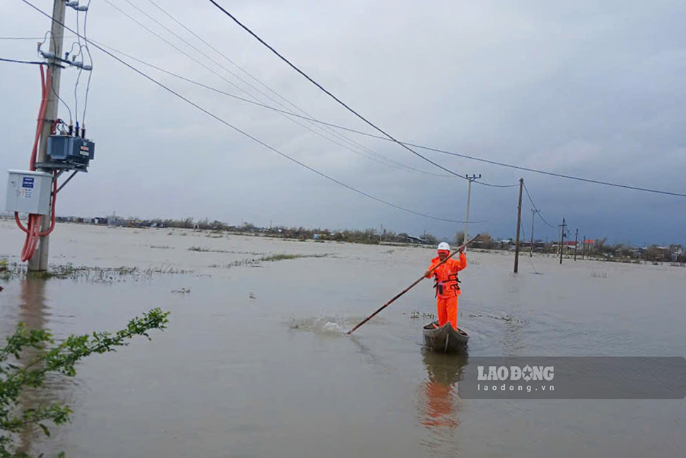 Mot so khu vuc tai xa Tuy Phuoc con ngap sau, can tro viec dong dien sau lu. Anh: Hoai Phuong